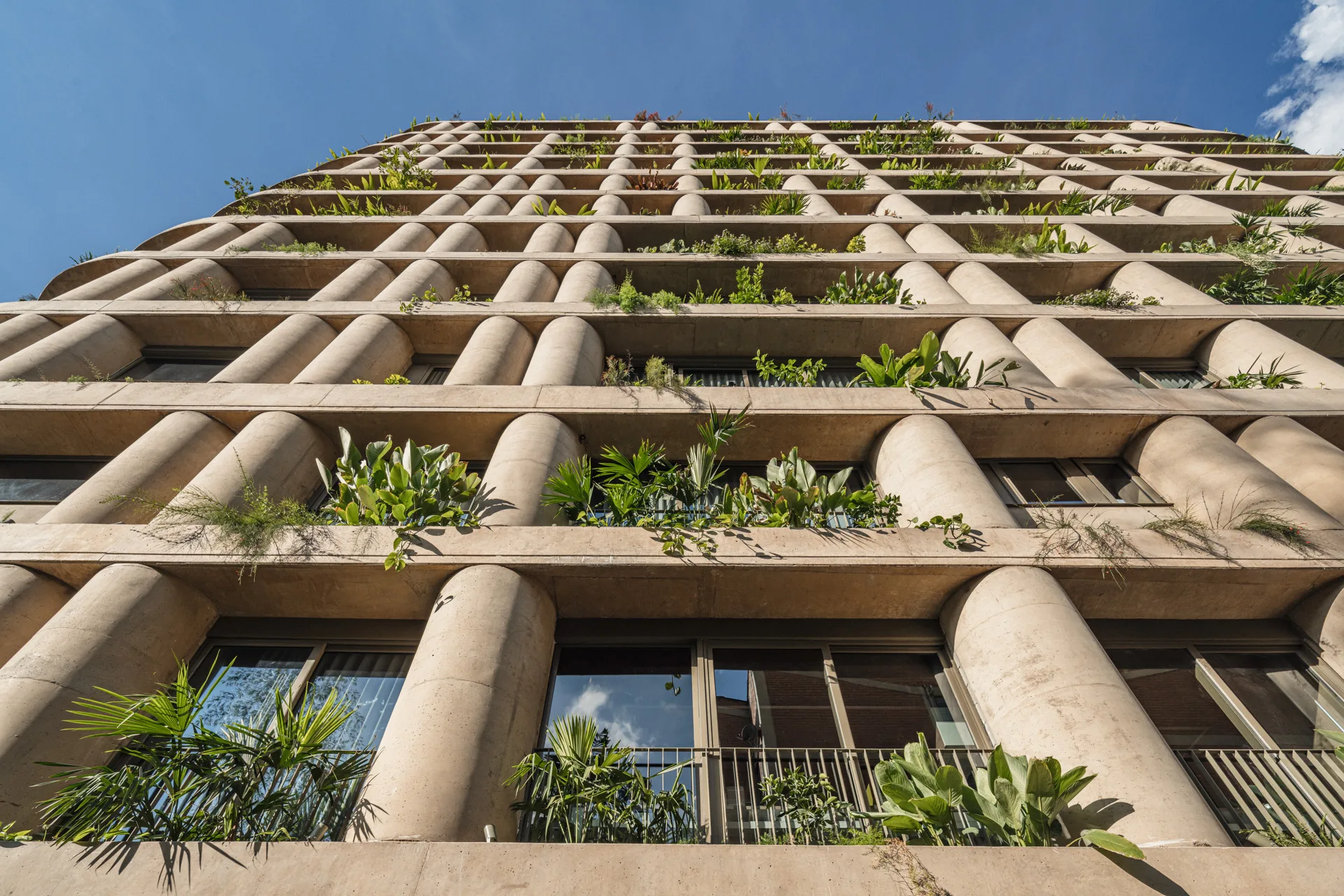 Fachada del Edificio Residencial 23 Living en Medellín por Plan B Arquitectos. Balcones modulares.